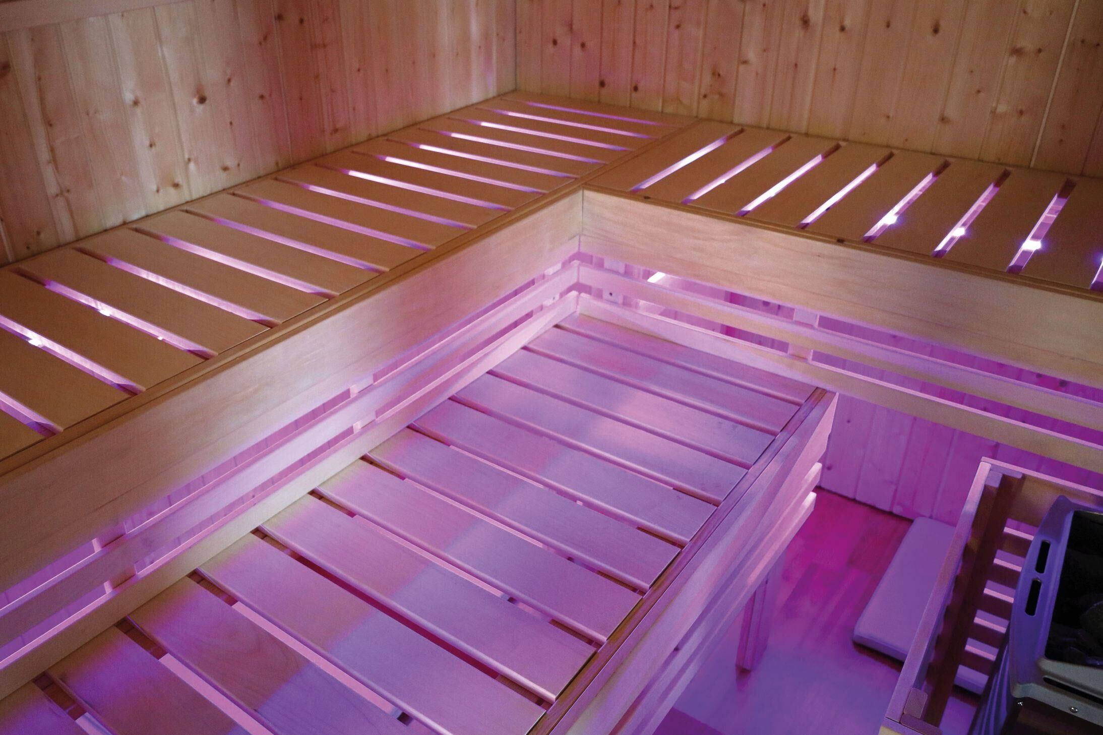 Innensauna Jaan mit 9 kW Ofen FIN 9 und Huum Wifi Steuerung natur