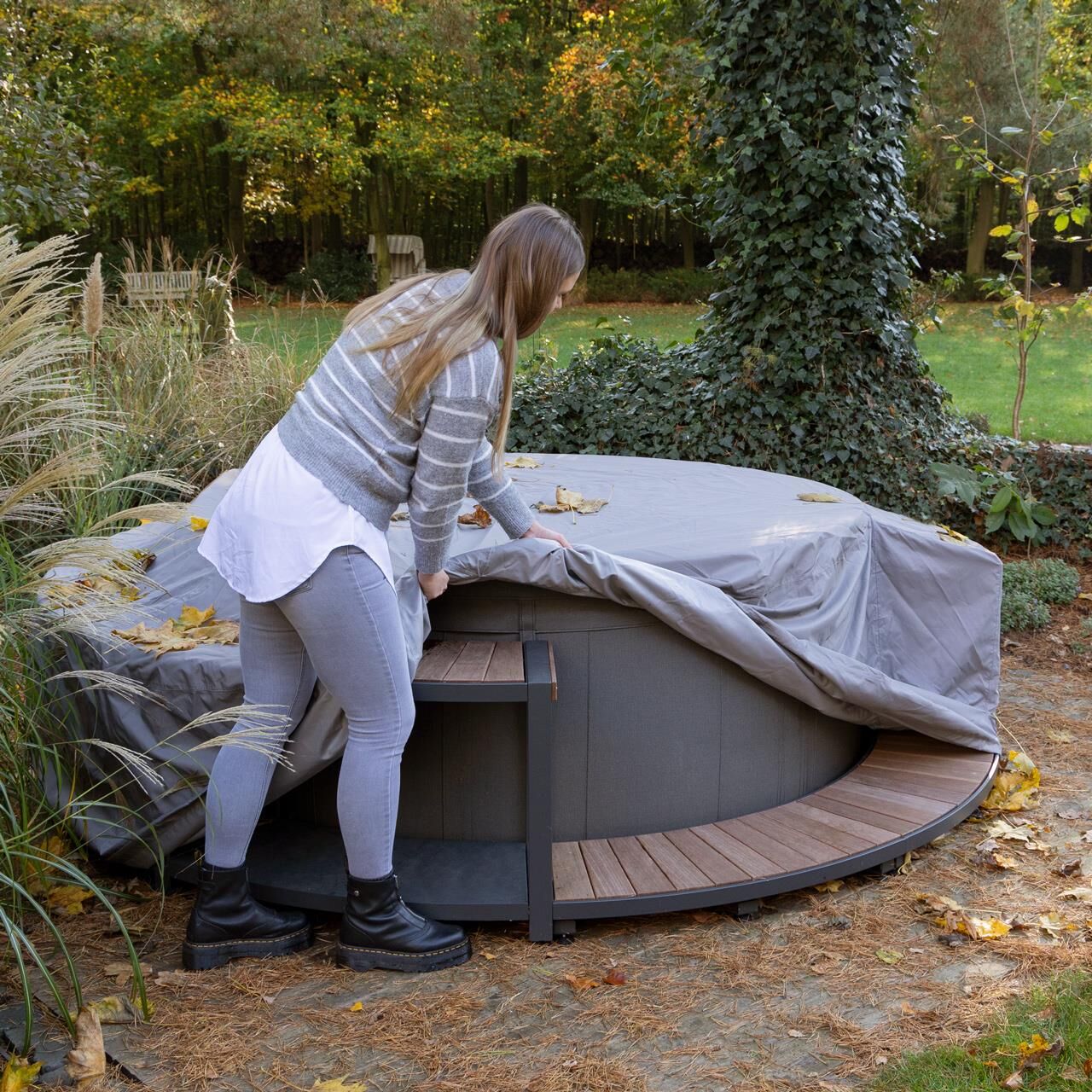 Whirlpool-Schutzhülle für Softub LEGEND mit Polyrattan- oder Stauseeholz-Umrandung - silber-grau