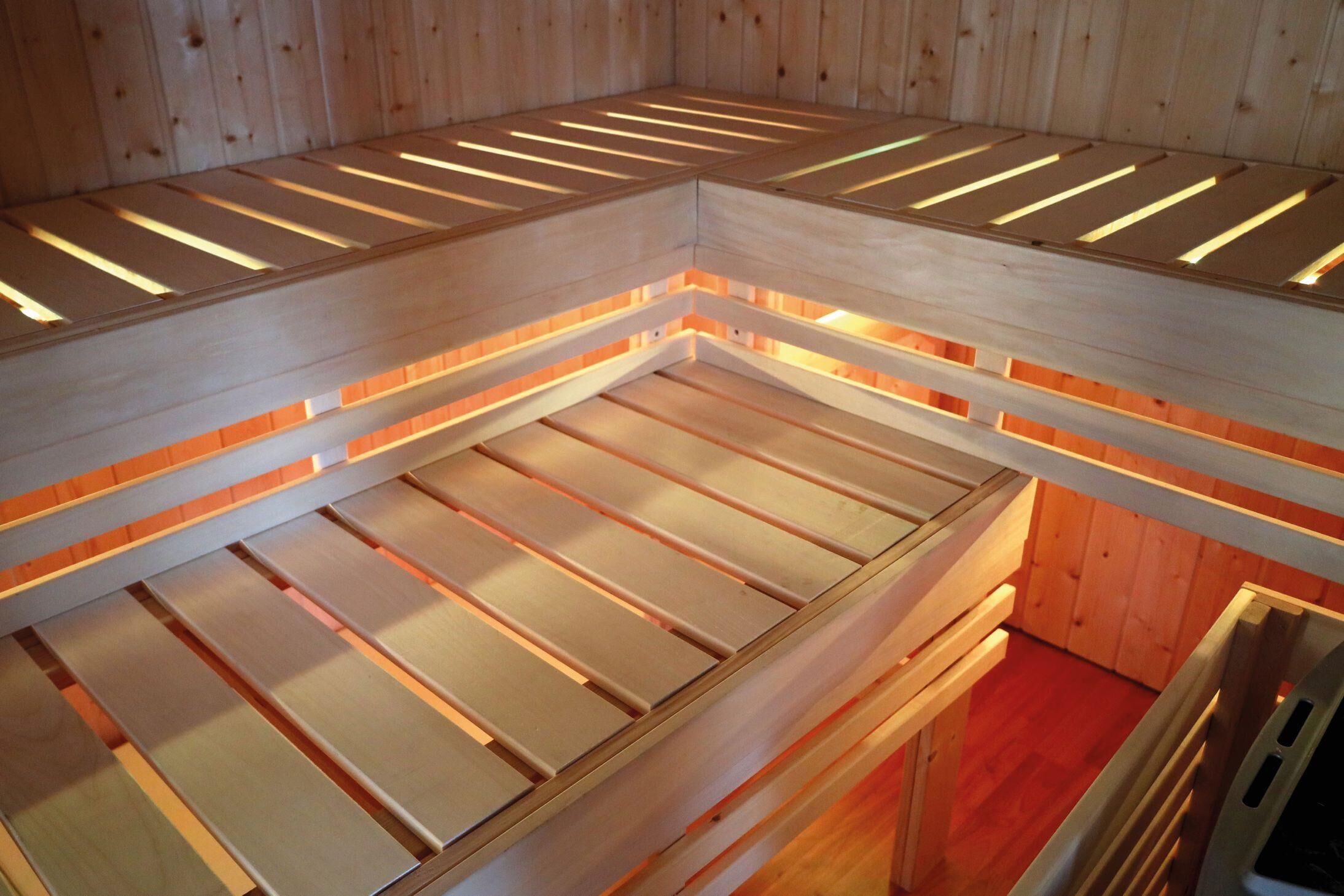 Aussenssauna Benton mit 9 kW Ofen FIN 9 und Huum Wifi Steuerung natur