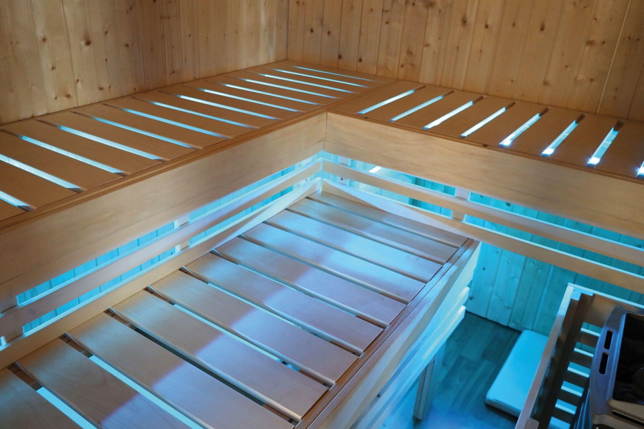 Innensauna Jaan mit 9 kW Ofen FIN 9 und Huum Wifi Steuerung natur